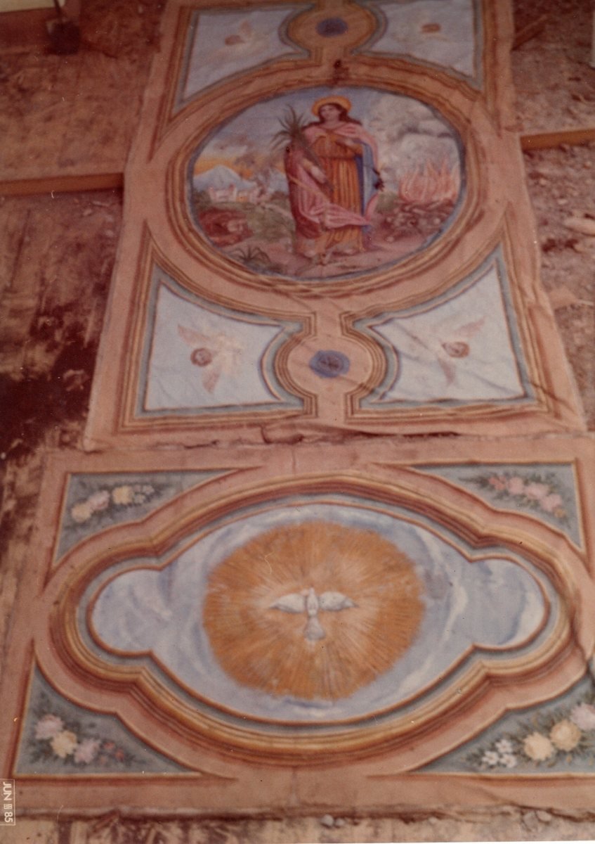 Registro fotográfico de 1985 de painel pintado do teto da igreja