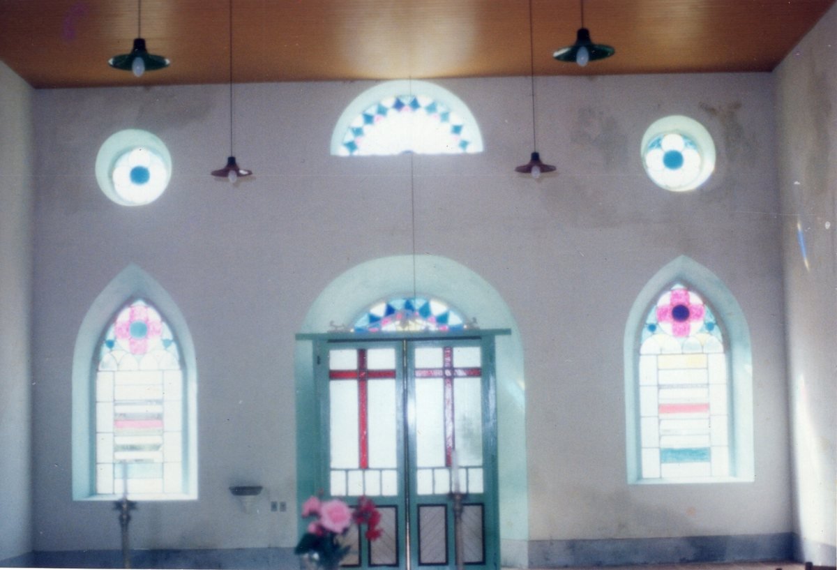 Nave interna da Igreja Santa Tecla, com vitrais e rosáceas laterais