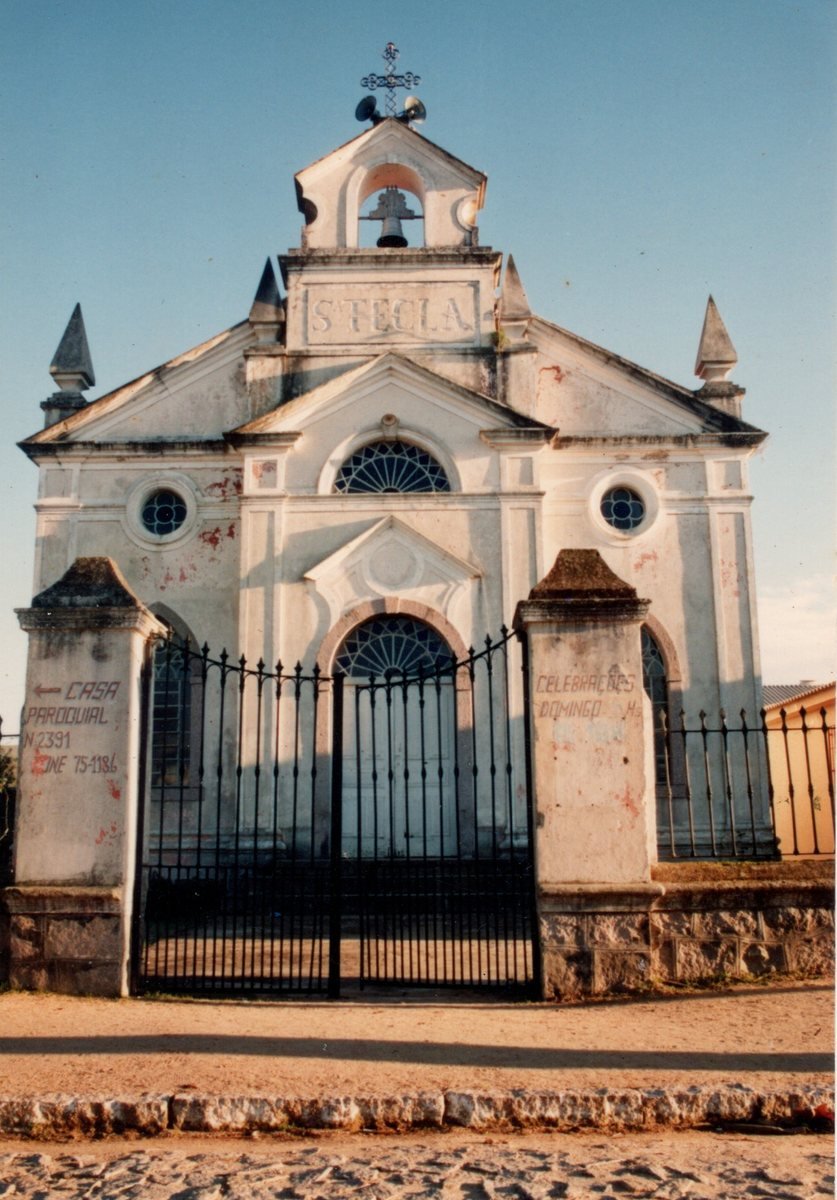 Fotografia histórica da fachada da Igreja Santa Tecla, com o portão de acesso