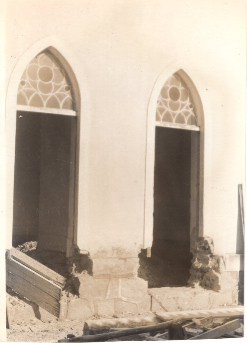 Aberturas das janelas góticas durante obra de restauro, em fotografia histórica