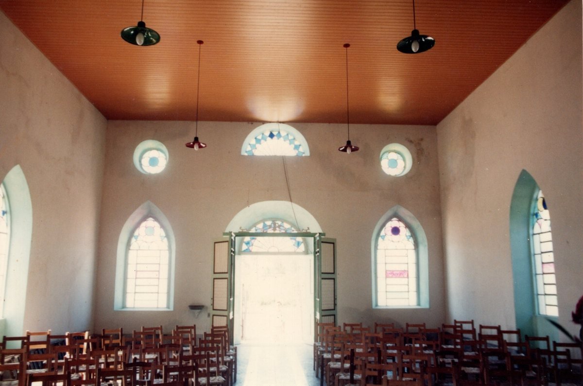 Nave interna da Igreja Santa Tecla, vista em direção à porta principal aberta