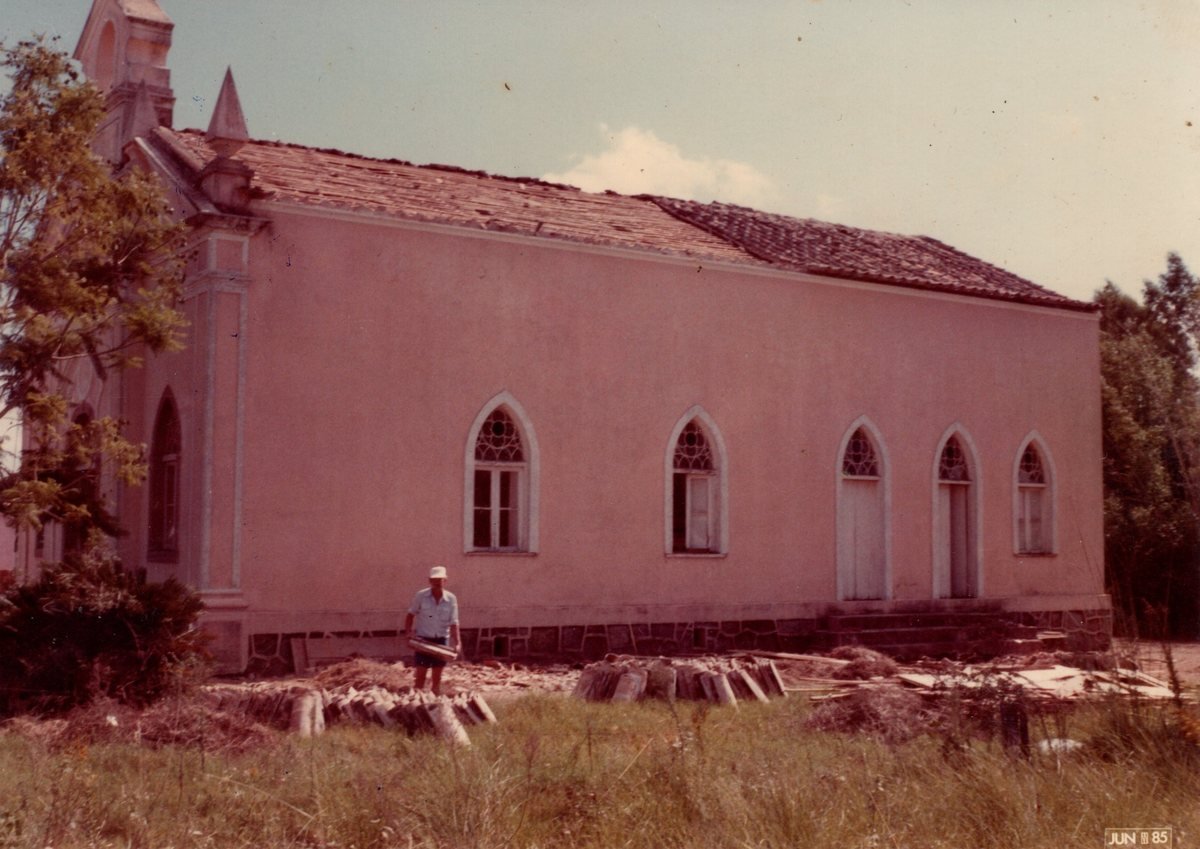 Fotografia histórica de 1985 da lateral da Igreja Santo Antônio durante obra