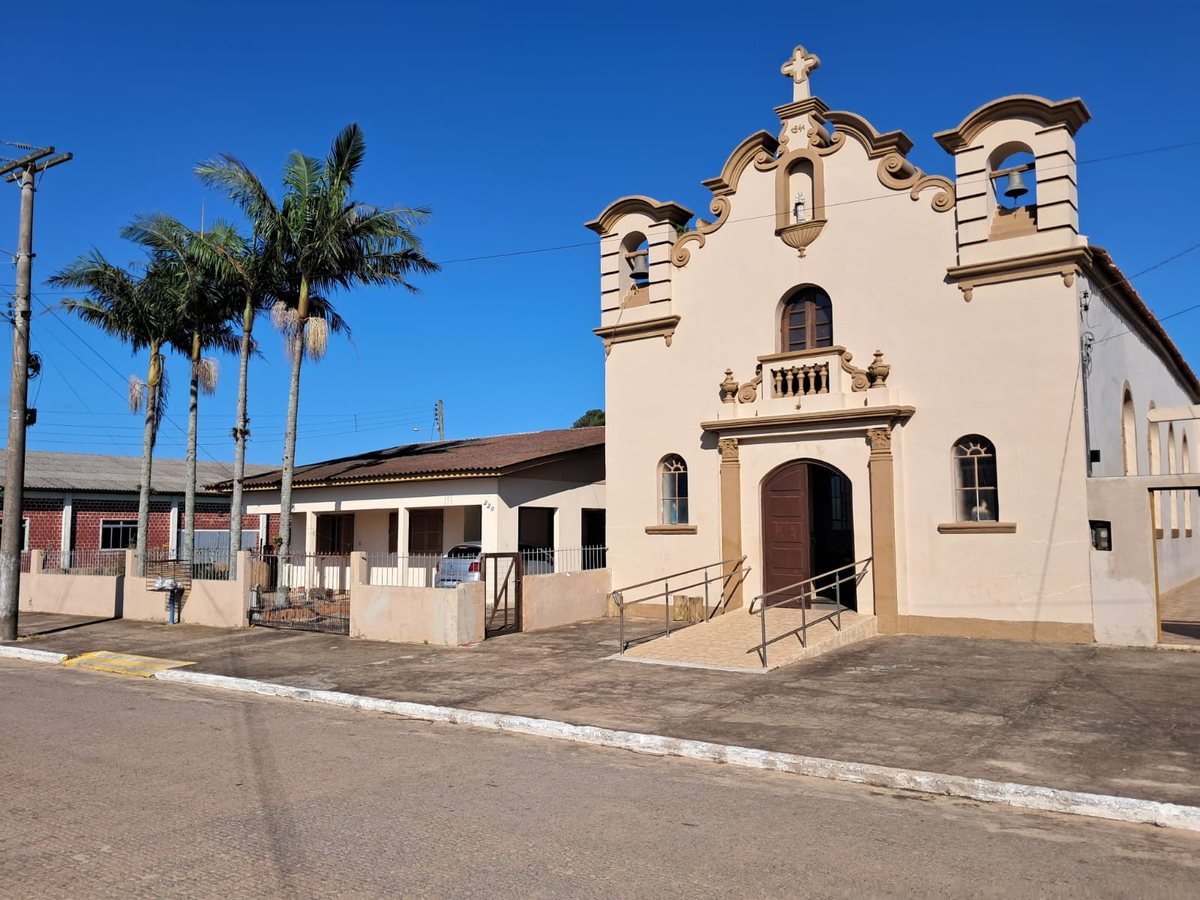 Fachada da Igreja Santo Antônio, com as torres sineiras e o adro
