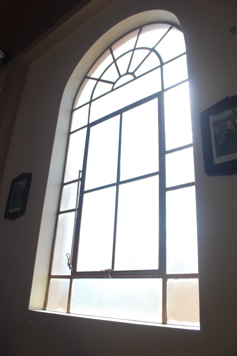 Vitral interno em arco pleno da Igreja Santo Antônio