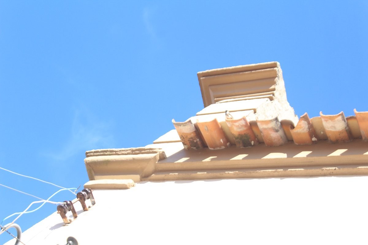 Detalhe do beiral e das telhas cerâmicas