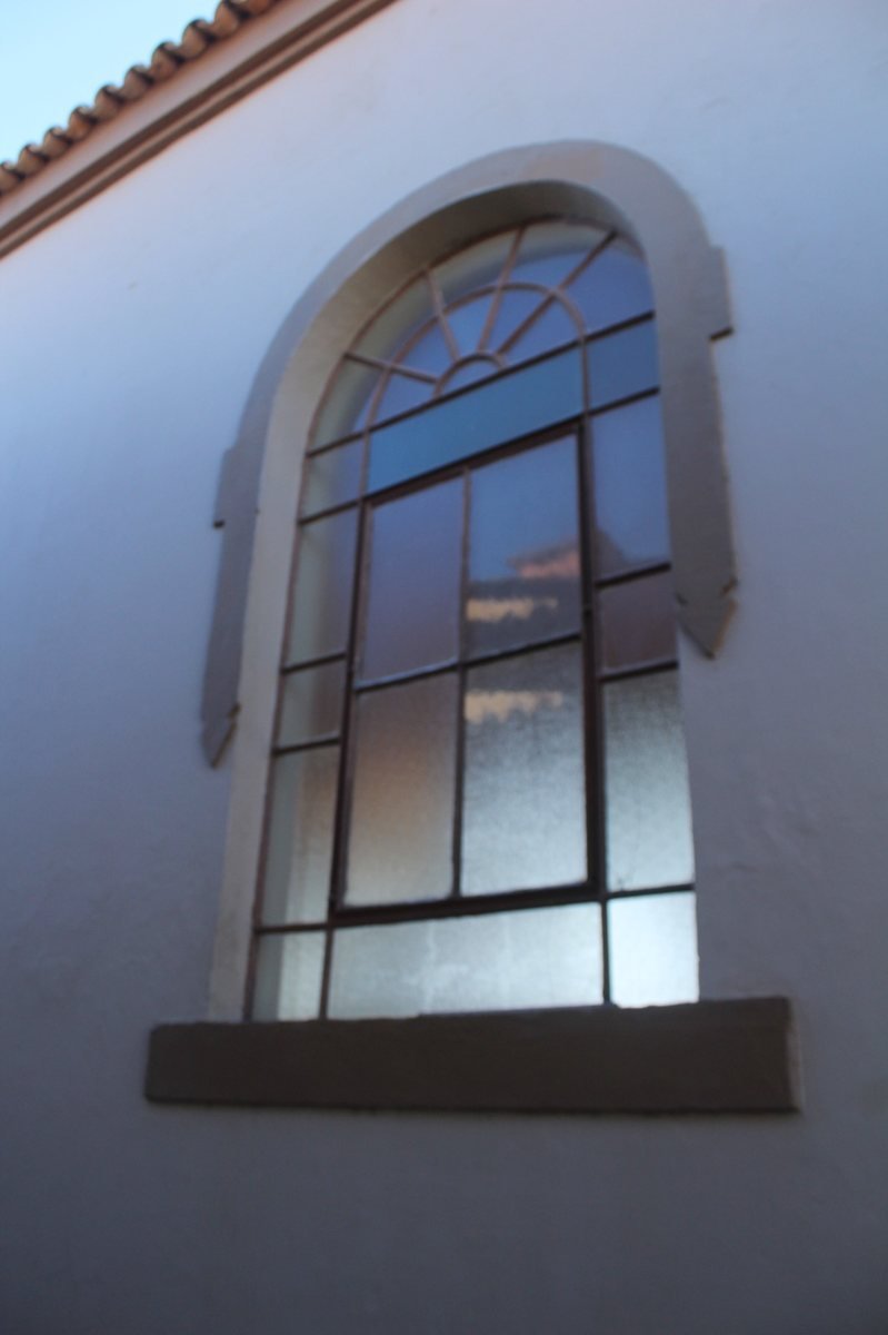 Janela em arco na fachada lateral da igreja